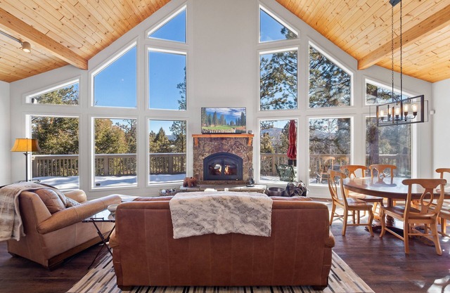 Spacious Mountain Chalet | Pet Friendly | Fireplace | Billiard Table | Royal Retreat