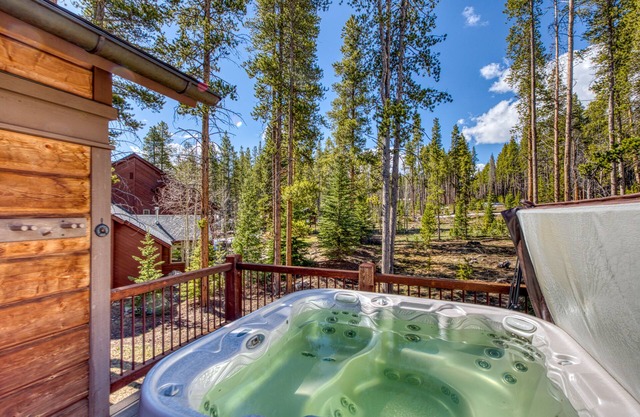Spacious mountain home w/private hot tub, firepit, & gourmet kitchen