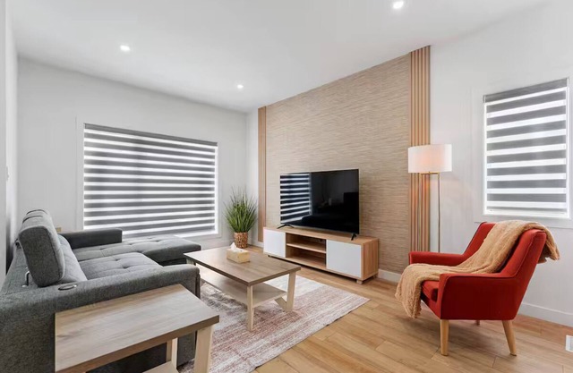 Spacious new 3 Bedroom, sleeps 10, King Bed, 8min to YWG