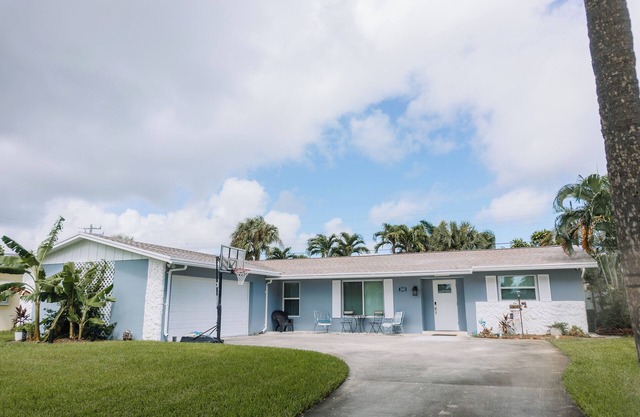 Spacious newly renovated 4BR Home w Private Yard