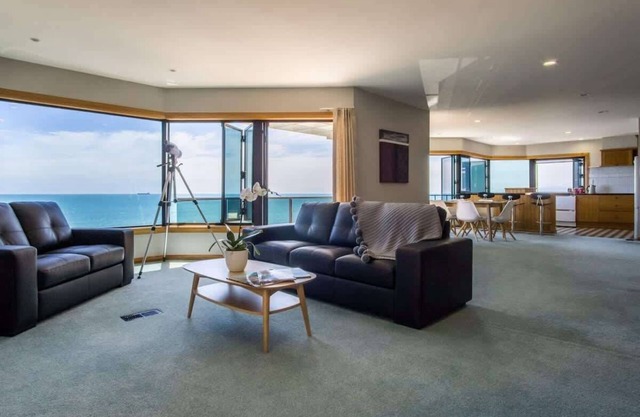 Spacious Ocean View Holiday House