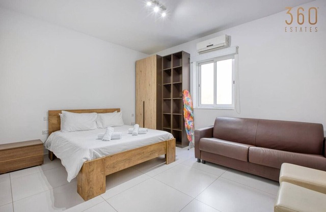 Spacious Paceville Apt for Groups, sleeps 10 w/AC!