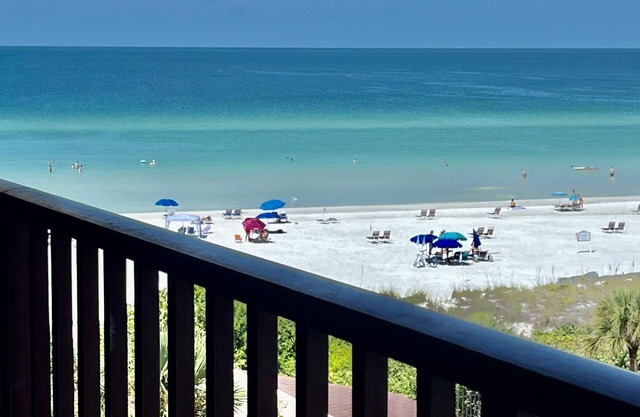 Spacious Penthouse 3bd/3bath, nOn the Beach, Great Views! 1/10-17,2026 Available