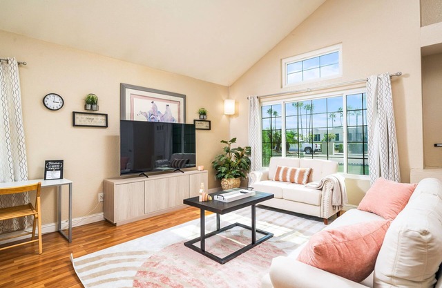 Spacious Pet Friendly 4 BR Home W/Mountain Views, Perfect for Monthly Stays