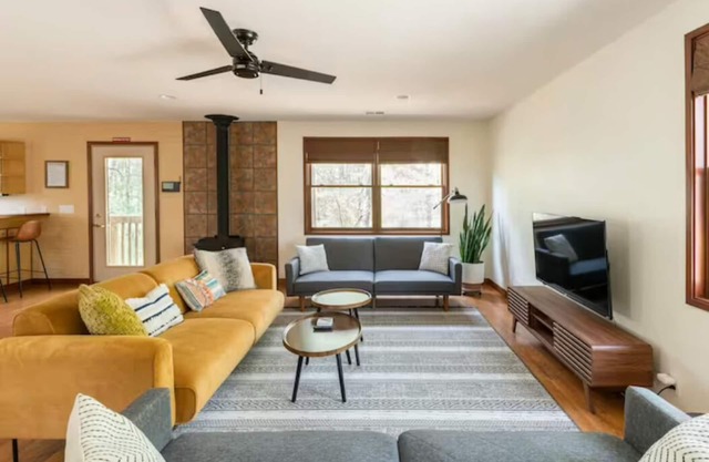 Spacious pet friendly guesthouse on private estate