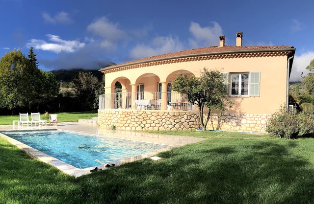 Spacious pet friendly villa with large garden, swimming pool and 3 a/c bedrooms