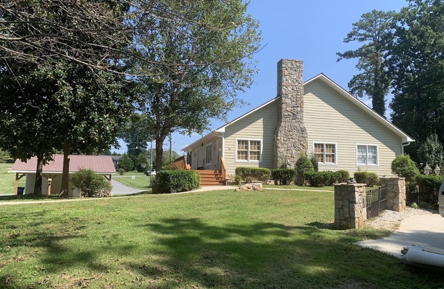 Spacious Private Suite minutes from downtown