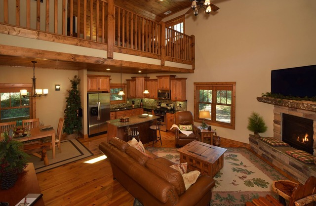 🍁Spacious Pvt 3-Level 2-Deck Lodge🍁2Grt Rm/3K/2T/3Bunk🍁Fireplace🍁Foosball🍁