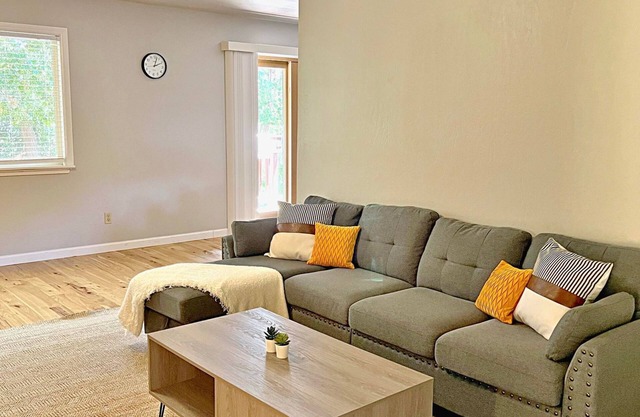 Spacious, quiet, cozy retreat. Close to parks, trails and Los Altos downtown.