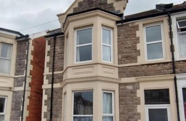 Spacious, refurbished Edwardian period apartment, near beach and all amenities!