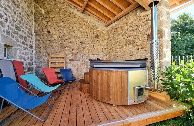 Spacious rental with hot tub and Wifi in Usson-en-Forez