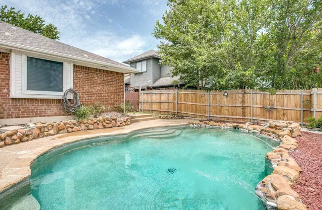 Spacious Retreat Near DFW Airport, Work & Play