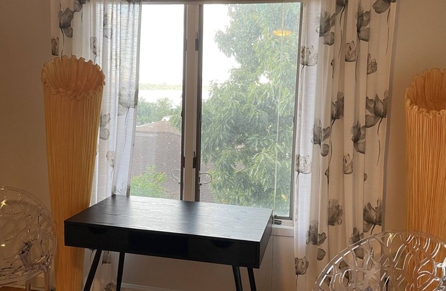 Spacious room for rent w/pvt . bathroom and amazing NYC views in Edgewater NJ.