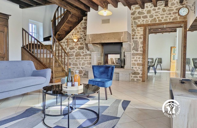 Spacious rural retreat in Chantrigné for 14 guests with games room