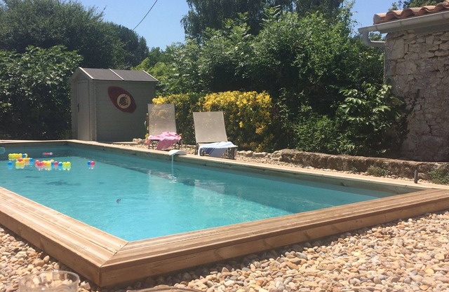 Spacious, rustic charm for 10, with pool, in Dordogne Aquitaine