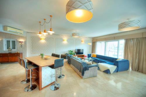 Spacious Seafront 3bedrooms, sea view balcony GOTAX-1