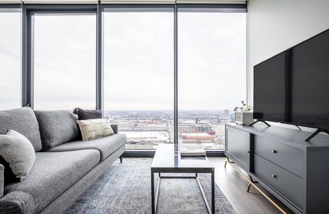 Spacious South Loop Studio w/Gym, 1 block from CTA Train, by Blueground (ID #CHI348)
