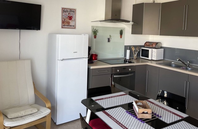 spacious studio with sea view 50 meters from the beach