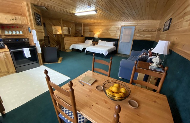 Spacious Studio apartment. Private parking w/garage.