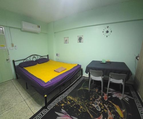 Spacious Studio with Private kitchen near Skytrain