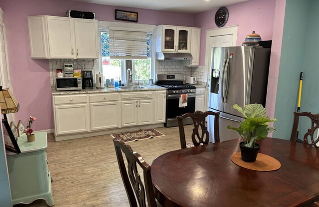 Spacious & Stylish 3-Bed, 2-Bath Home in Akron