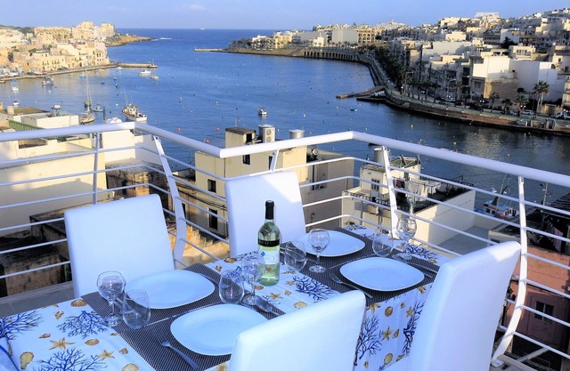 Spacious, stylish & modern 2 bedroom apartment, terrace with stunning sea view