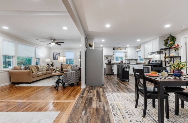 Spacious & Stylish ~ Near TIEC ~ Patio ~ Fire Pit!