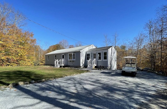 Spacious, Sunny Lake House. Close to ski trails.