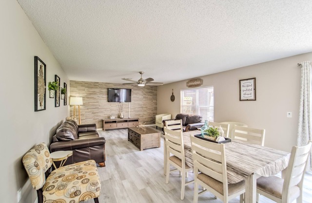 Spacious Sunshine Estate*Pool*Beaches*Near Springs