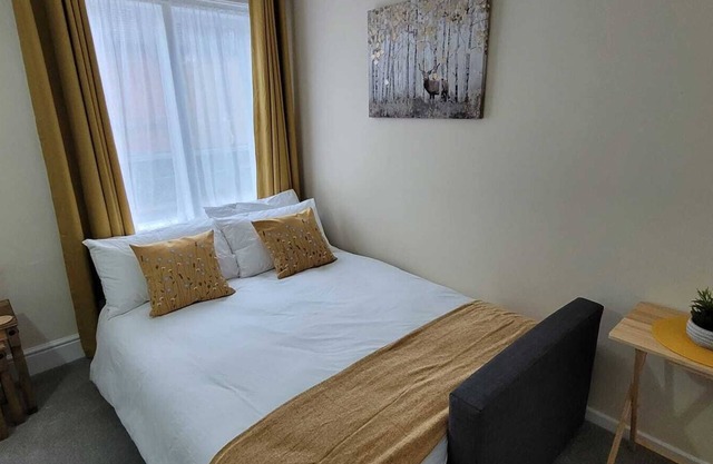 Spacious Town Centre Apartment - Home Away From Home with Great Wi-Fi