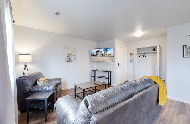 Spacious Two-Bed Updated Near DIA easy Denver Access and cute town of Brighton