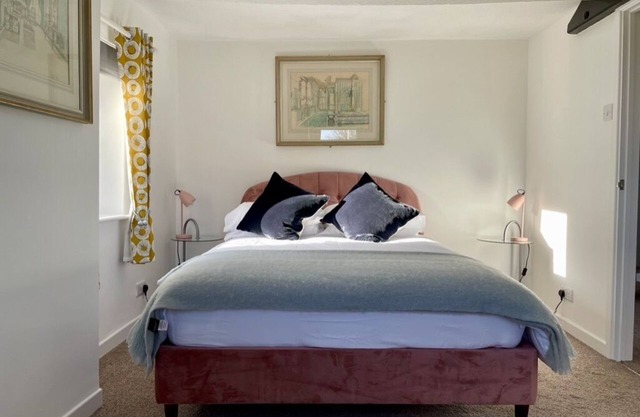 Spacious Two Bedroom Apartment with Parking