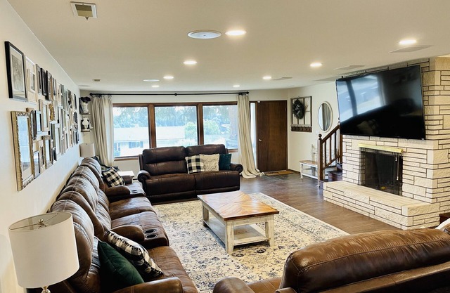 Spacious Upper Level Near Park N Ride - 8+ people