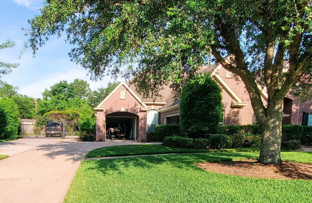 Spacious Upscale 5-bedroom house 1 ACRE Pet Friendly in Cypress