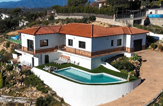 Spacious Villa with Private Pool & Gym – less than 20 min from Beach