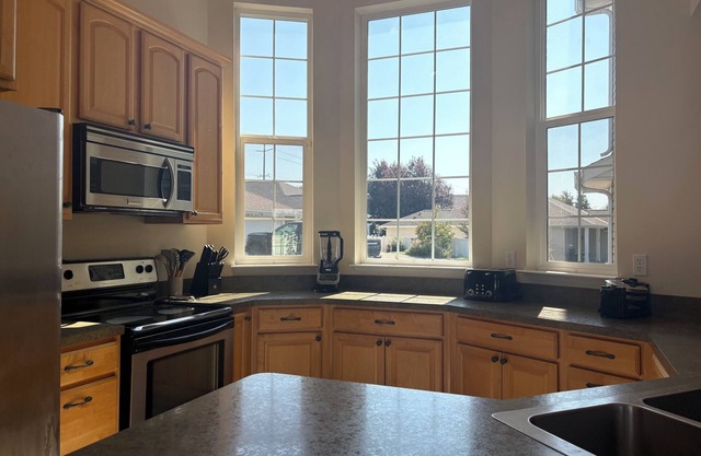 Spacious with 5 beds, games, gourmet kitchen close to downtown,By Oasis Escapes,