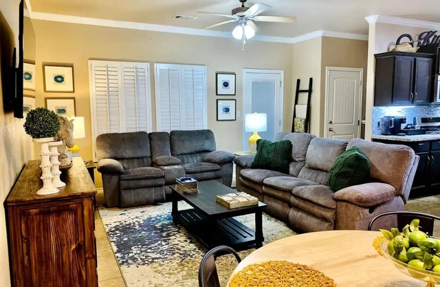 Sparkling clean 3 bedroom townhome