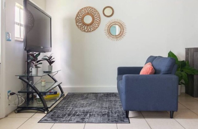 Sparkling Clean, cozy Guesthouse 3 minutes to Wynwood & Art District