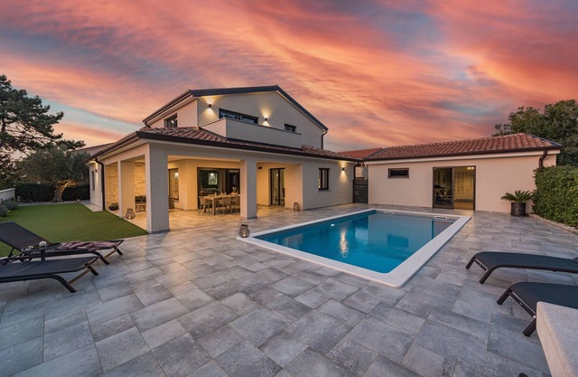 SPECIAL OFFER!* Luxury New Apartment *with pool, gym, bar&grill