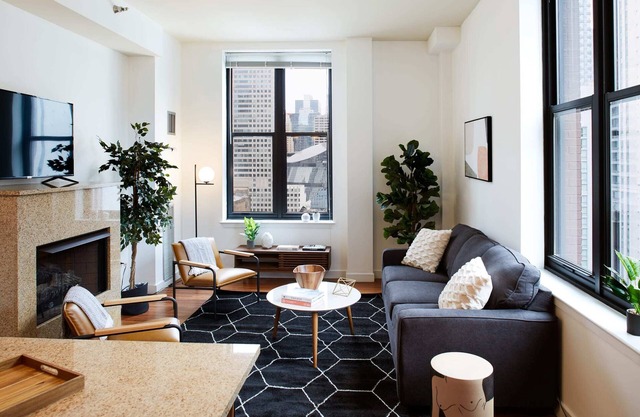 Spectacular Corner 2BR Penthouse in the Loop | Roof Deck