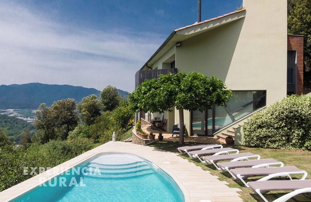 Spectacular house with huge garden, panoramic pool and dream views.