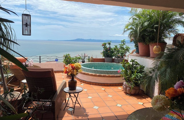 Spectacular Spacious Spanish Colonial 2BR 2BA Terrace Oceanview private Jacuzzi