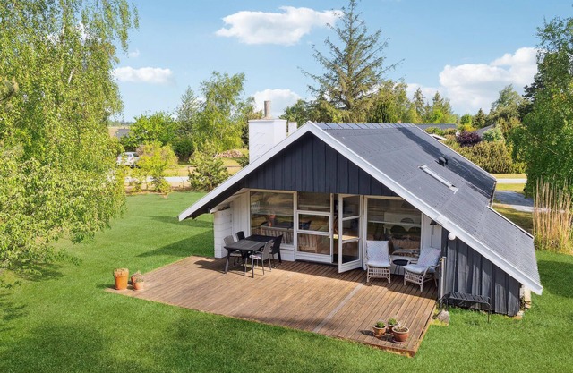 Spend a relaxing vacation in this vacation home not far from the sea and the beach.