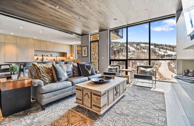Spend the Holidays Here! Ski-in/Ski-out, 3-Bedroom plus Den, Luxury Condo!