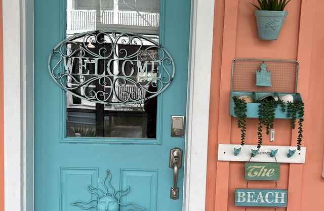 Spend the winter at the beach - Pet friendly cottage - 3 pools+hot tub