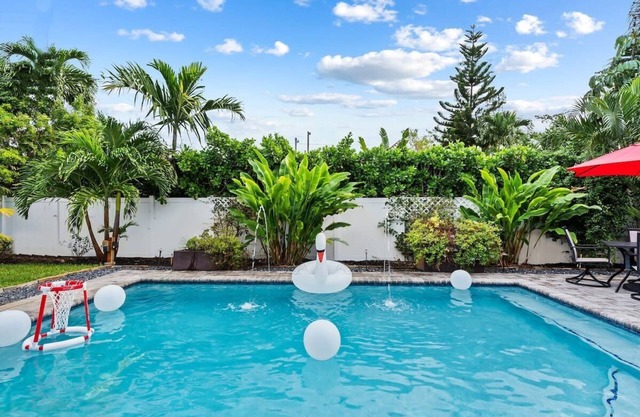 Splash into Sunshine: Heated Pool Oasis!