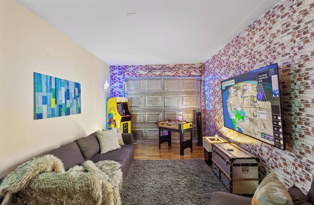 Splendid Bungalow w Game Room near Stanford Meta IKEA in Menlo Park