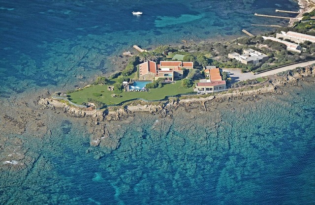 Splendid Villa pieds dans l'eau in a spectacular location by the sea