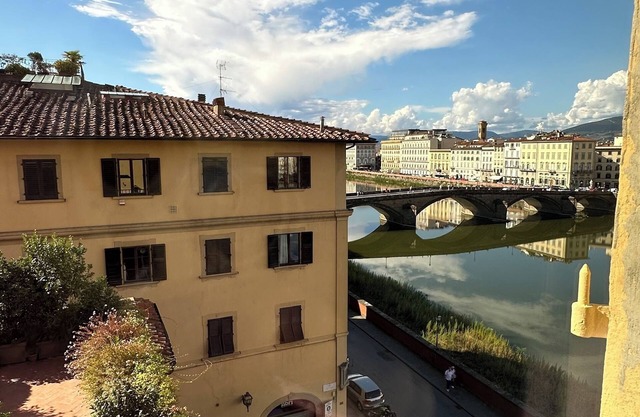 Splendid waterfront views in central Florence, wine tasting included!