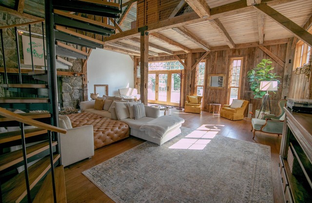 Spring Bloom! Elegant 5 bedroom Entertainers Retreat + Pool + fireplace